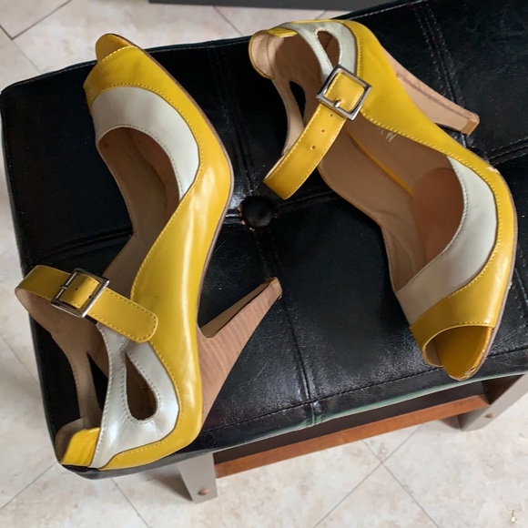 Cute shoes used a few times . - Picture 5 of 8